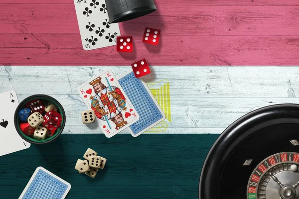 Египет Тема Казино Тузы Игре Покер Карты Фишки Красном Столе — стоковое фото