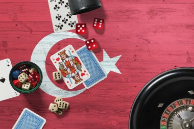 Hindi kumarhanesi. Pokerdeki aslar, kırmızı masada ulusal tahta bayraklı kartlar ve fişler. Kumar ve bahis.