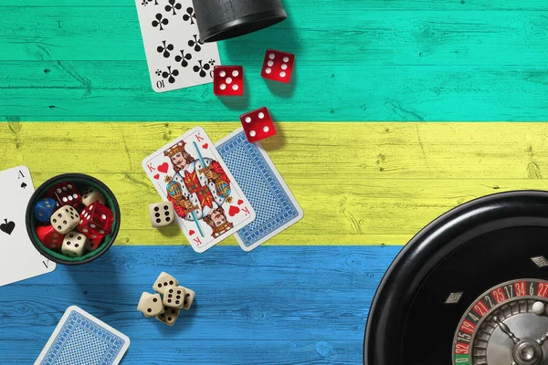 Tema Gabón Casino Ases Juego Póquer Cartas Fichas Mesa Roja — Foto de Stock