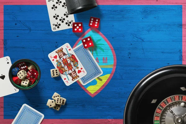 Тема Казино Гуам Тузы Игре Покер Карты Фишки Красном Столе — стоковое фото