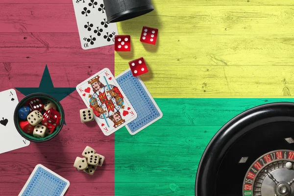 Tema Del Casino Guinea Ases Juego Póquer Cartas Fichas Mesa — Foto de Stock