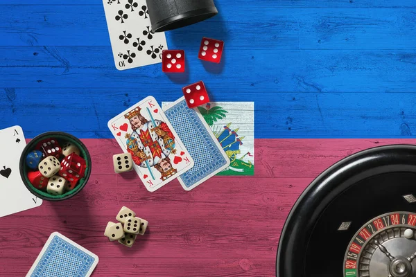 Гаити Тема Казино Тузы Игре Покер Карты Фишки Красном Столе — стоковое фото