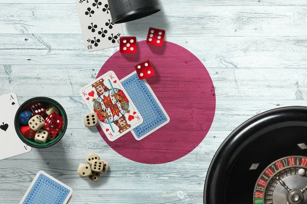 Япония Тема Казино Тузы Игре Покер Карты Фишки Красном Столе — стоковое фото