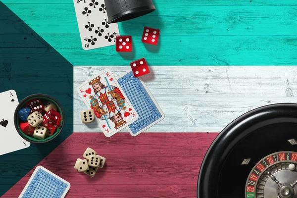 Кувейтское Казино Тузы Игре Покер Карты Фишки Красном Столе Национальным — стоковое фото