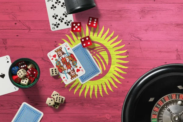 Кыргызстан Тема Казино Тузы Игре Покер Карты Фишки Красном Столе — стоковое фото
