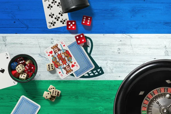 Тема Казино Лесото Тузы Игре Покер Карты Фишки Красном Столе — стоковое фото
