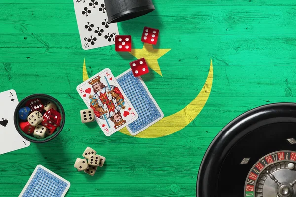 Тема Казино Мавритании Тузы Игре Покер Карты Фишки Красном Столе — стоковое фото