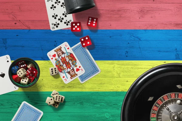 Тема Казино Маврикии Тузы Игре Покер Карты Фишки Красном Столе — стоковое фото