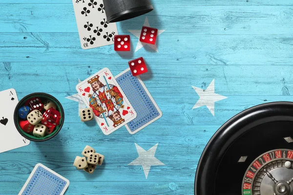 Тема Казино Микронезия Тузы Игре Покер Карты Фишки Красном Столе — стоковое фото