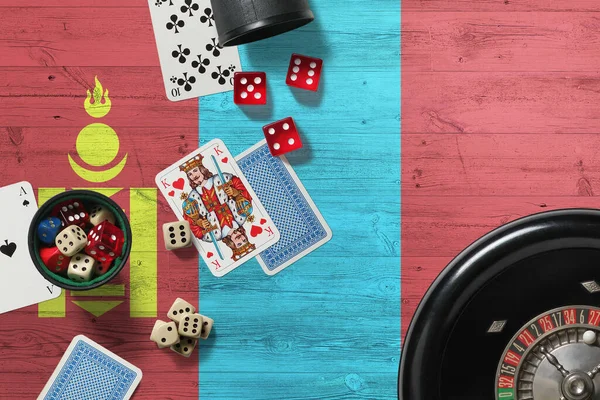 Монголия Тема Казино Тузы Игре Покер Карты Фишки Красном Столе — стоковое фото