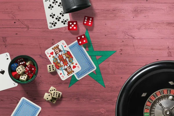 Тема Казино Марокко Тузы Игре Покер Карты Фишки Красном Столе — стоковое фото