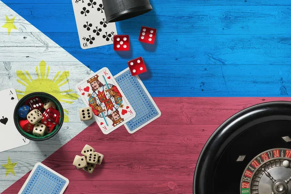 Филиппинское Казино Тузы Игре Покер Карты Фишки Красном Столе Национальным — стоковое фото