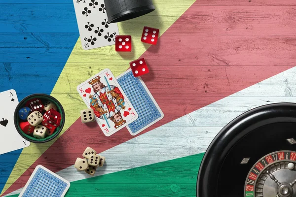 Сейшельское Казино Тузы Игре Покер Карты Фишки Красном Столе Национальным — стоковое фото