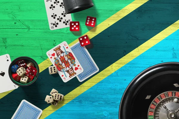 Тема Казино Танзании Тузы Игре Покер Карты Фишки Красном Столе — стоковое фото