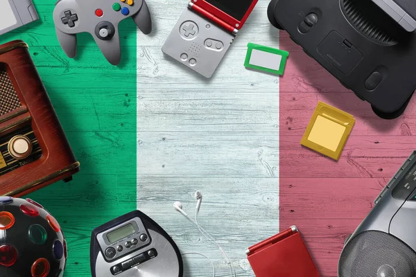 Itália Conceito Jogo Retro Uma Coleção Controladores Videogame Retro Filmados — Fotografia de Stock