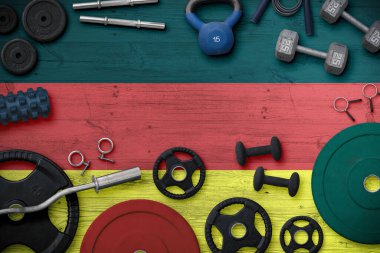 Almanya spor ve spor konsepti. Ulusal arkaplanda demir çubuk bulunan ağır ağırlık plakalarının üst görünümü.