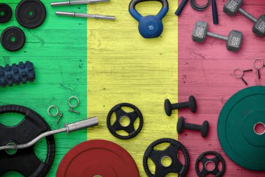 Mali spor ve spor konsepti. Ulusal arkaplanda demir çubuk bulunan ağır ağırlık plakalarının üst görünümü.