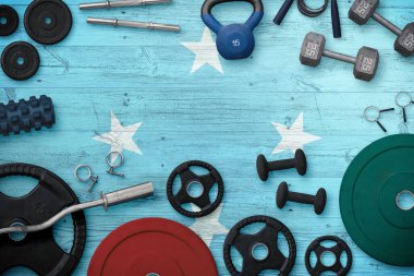 Mikronezya spor ve spor konsepti. Ulusal arkaplanda demir çubuk bulunan ağır ağırlık plakalarının üst görünümü.