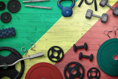 Kongo Cumhuriyeti Spor ve Spor Konsepti. Ulusal arkaplanda demir çubuk bulunan ağır ağırlık plakalarının üst görünümü.