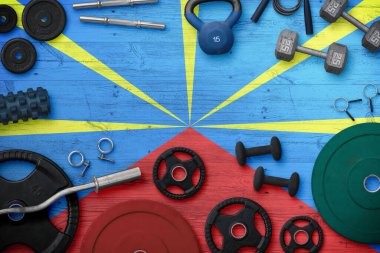 Birleşme sporları ve fitness konsepti. Ulusal arkaplanda demir çubuk bulunan ağır ağırlık plakalarının üst görünümü.