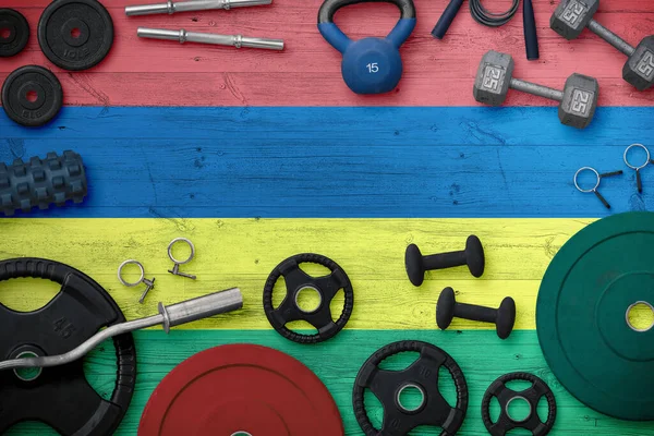 Mauritius spor ve spor konsepti. Ulusal arkaplanda demir çubuk bulunan ağır ağırlık plakalarının üst görünümü.