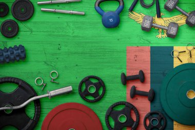 Zambiya spor ve spor konsepti. Ulusal arkaplanda demir çubuk bulunan ağır ağırlık plakalarının üst görünümü.