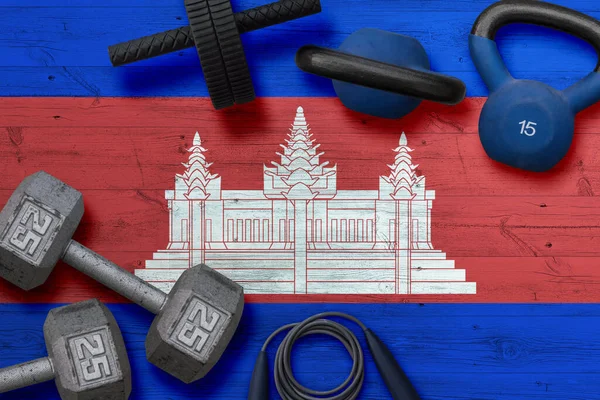 柬埔寨体育俱乐部的概念 国外背景下带有铁棍的厚重钢板顶视图 — 图库照片