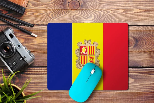 Bandera Andorra Sobre Fondo Madera Con Ratón Inalámbrico Azul Una — Foto de Stock