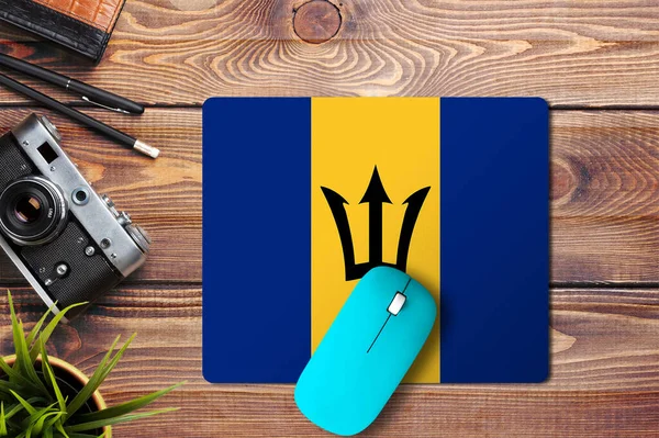 Bandera Barbados Sobre Fondo Madera Con Ratón Inalámbrico Azul Una — Foto de Stock