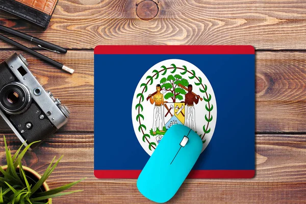 Bandera Belice Sobre Fondo Madera Con Ratón Inalámbrico Azul Una — Foto de Stock