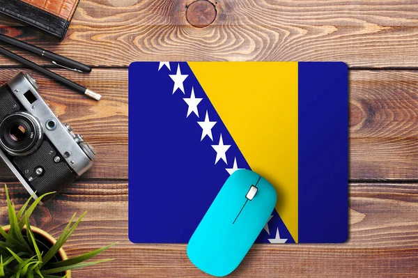 Bandera Bosnia Herzegovina Sobre Fondo Madera Con Ratón Inalámbrico Azul — Foto de Stock