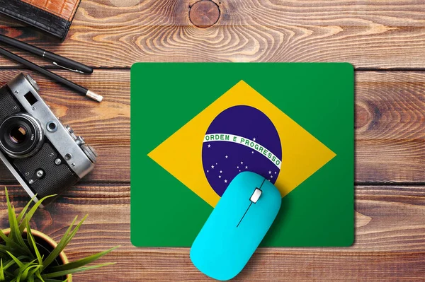 Brazilië Vlag Houten Achtergrond Met Blauwe Draadloze Muis Een Muismat — Stockfoto