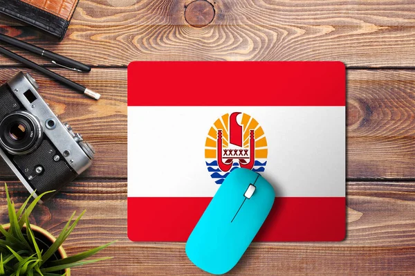 Bandera Polinesia Francesa Sobre Fondo Madera Con Ratón Inalámbrico Azul — Foto de Stock