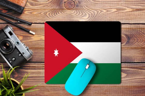 Jordánská Vlajka Dřevěném Pozadí Modrou Bezdrátovou Myší Podložce Myši Pohled — Stock fotografie