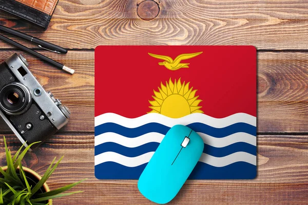 Bandera Kiribati Sobre Fondo Madera Con Ratón Inalámbrico Azul Una — Foto de Stock