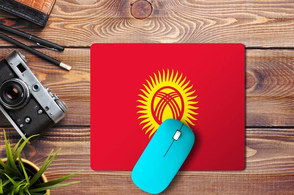 Bandera Kirguistán Sobre Fondo Madera Con Ratón Inalámbrico Azul Una — Foto de Stock
