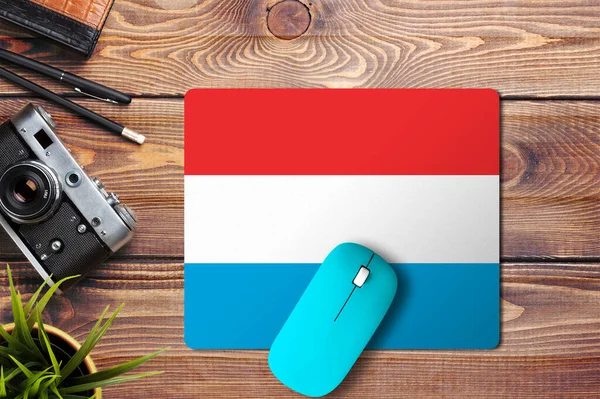 Flaga Luksemburga Drewnianym Tle Niebieską Bezprzewodową Myszą Podkładce Pod Mysz — Zdjęcie stockowe