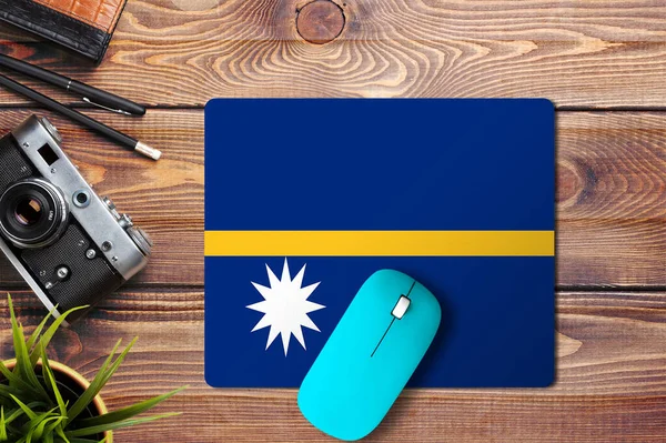 Bandera Nauru Sobre Fondo Madera Con Ratón Inalámbrico Azul Una — Foto de Stock