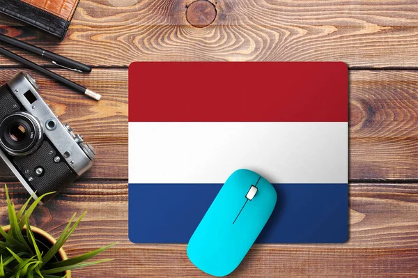 Flaga Holandii Drewnianym Tle Niebieską Bezprzewodową Myszą Podkładce Pod Mysz — Zdjęcie stockowe