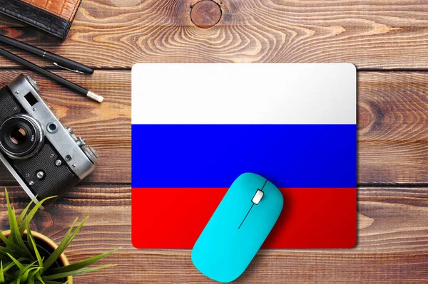 Bandera Rusia Sobre Fondo Madera Con Ratón Inalámbrico Azul Una — Foto de Stock