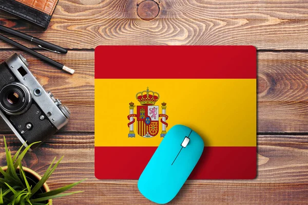 Bandera España Sobre Fondo Madera Con Ratón Inalámbrico Azul Una — Foto de Stock