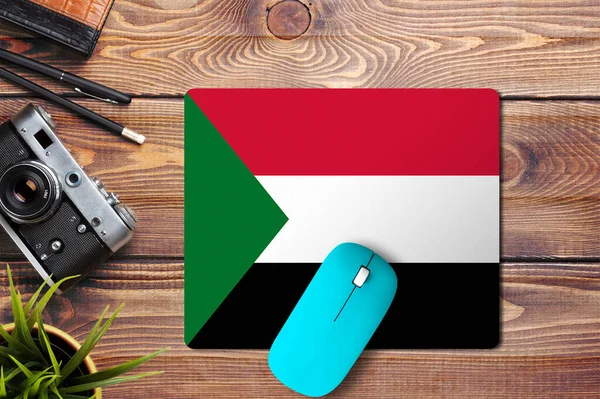 Súdánská Vlajka Dřevěném Pozadí Modrou Bezdrátovou Myší Podložce Myši Pohled — Stock fotografie