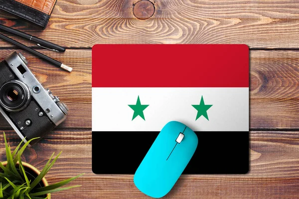 Bandera Siria Sobre Fondo Madera Con Ratón Inalámbrico Azul Una — Foto de Stock