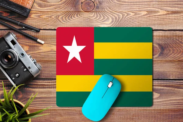 Bandera Togo Sobre Fondo Madera Con Ratón Inalámbrico Azul Una — Foto de Stock