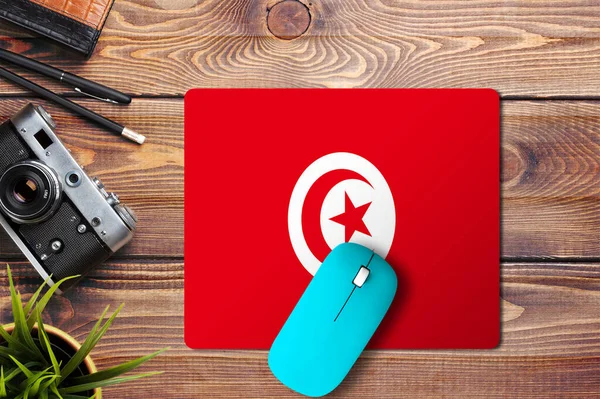 Bandera Túnez Sobre Fondo Madera Con Ratón Inalámbrico Azul Una — Foto de Stock