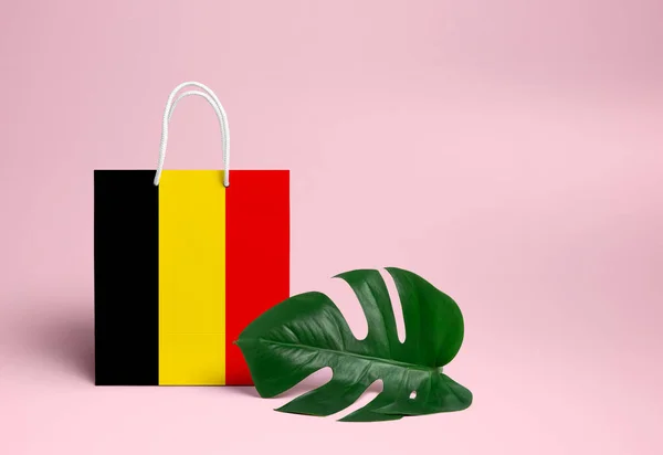 Bélgica Concepto Compras Bolsa Nacional Cartón Con Hoja Monstera Fondo — Foto de Stock