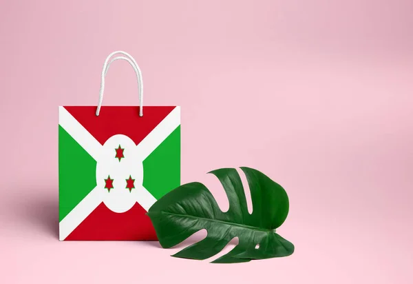 Burundi Concepto Compras Bolsa Nacional Cartón Con Hoja Monstera Fondo — Foto de Stock