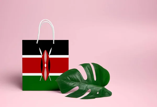 Kenya Vásárlási Koncepció Nemzeti Kartondoboz Táska Monstera Levéllel Rózsaszín Háttérrel Stock Kép