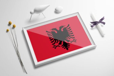 Arnavutluk ahşap çerçeveli masada bayrak sallıyor. Beyaz doğal yumuşak konsept, ulusal kutlama teması.