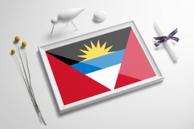 Antigua ve Barbuda bayrağı ahşap çerçevede masanın üstünde. Beyaz doğal yumuşak konsept, ulusal kutlama teması.